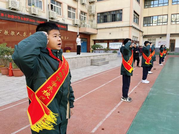 8团委刘书记带领全体师生宣誓